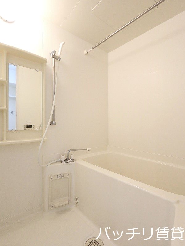 バス・シャワールーム　画像は別号室タイプの為、現状を優先致します。