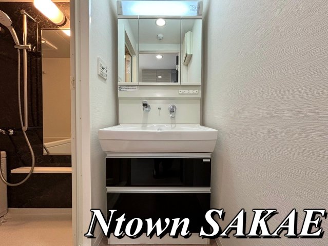 洗面設備　独立洗面化粧台が付いています