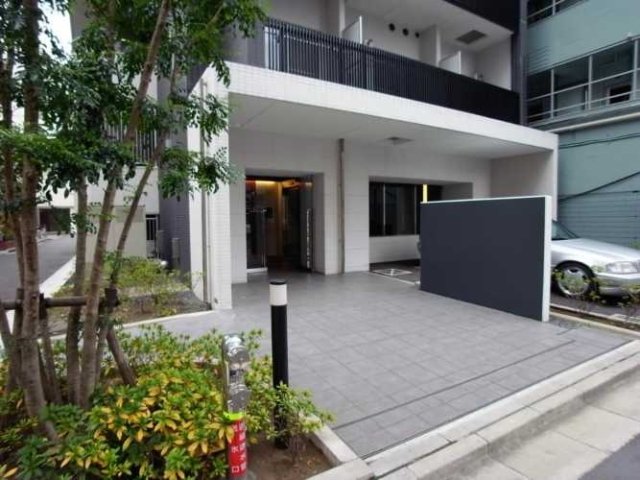 エントランス　落ち着いたエントランスです