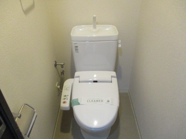 トイレ　落ち着いた色調のトイレです