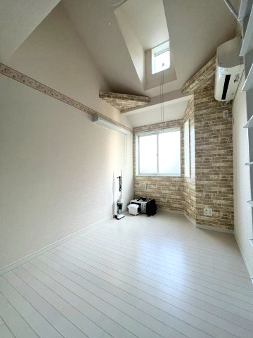 居室・リビング　天井が高くて解放的な居室