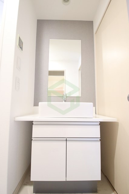 洗面設備　独立洗面台、小物を置くことができて便利です