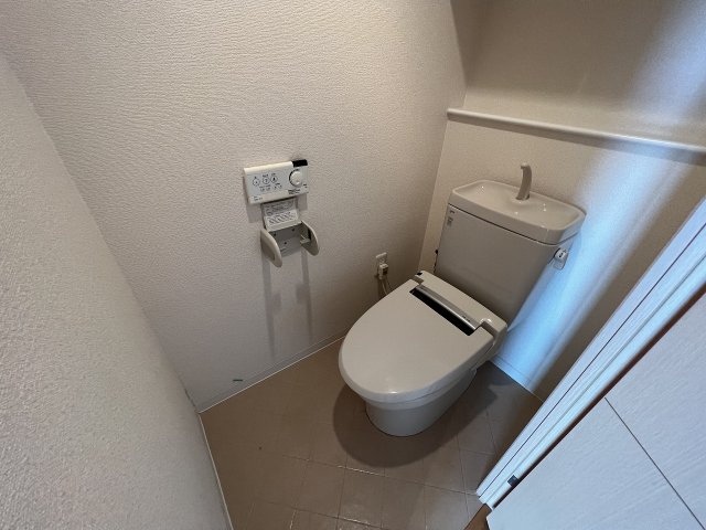 トイレ　洗浄機能付き暖房便座付きのトイレです