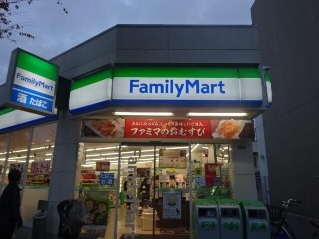 コンビニ　ファミリーマート 東小橋三丁目店（コンビニ）まで381m