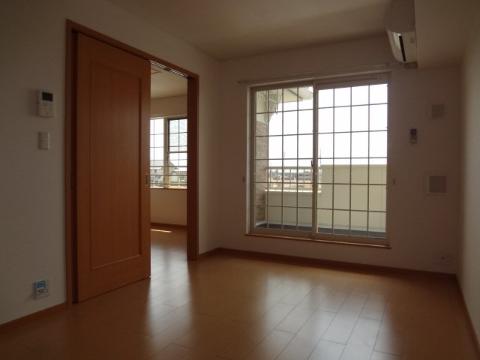 居室・リビング　室内