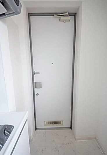 玄関　別部屋の写真を使用しております。