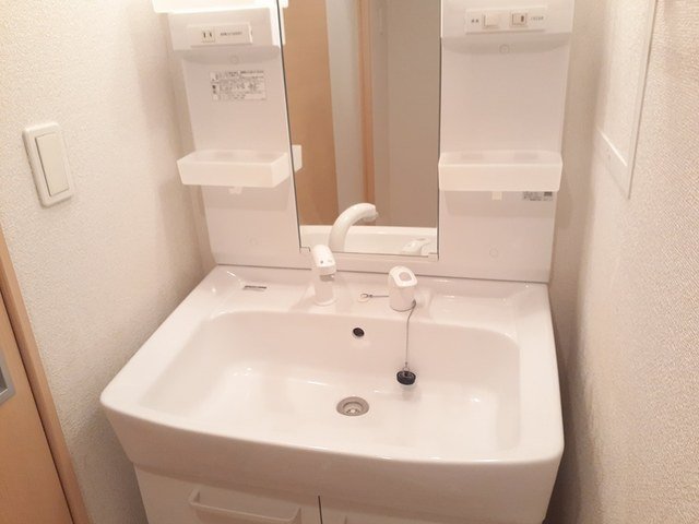 洗面設備　ゆったりとスペースのある洗面所