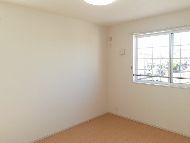 その他部屋・スペース　開放的な寝室です