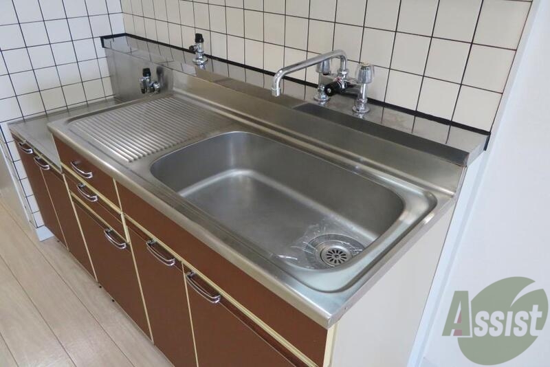 キッチン　１人暮らしには十分なほどのキッチンですよね。