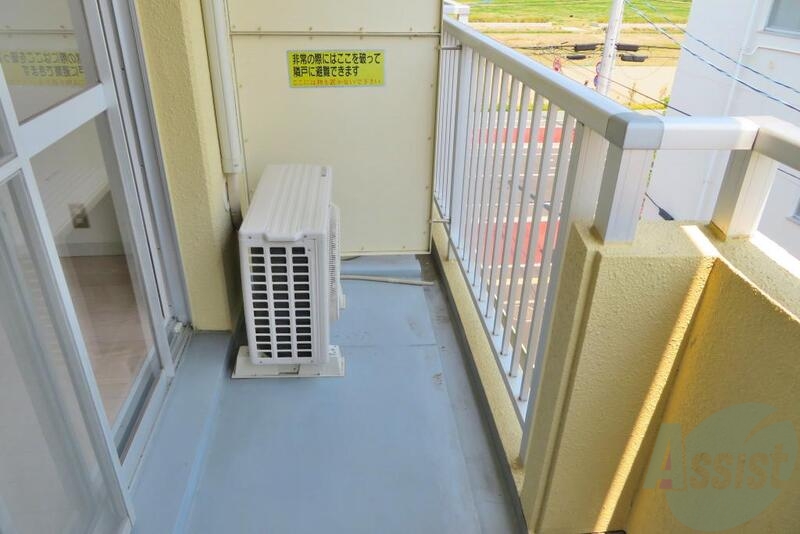 バルコニー　お天気がいい日はバルコニーに洗濯物を干しましょう。