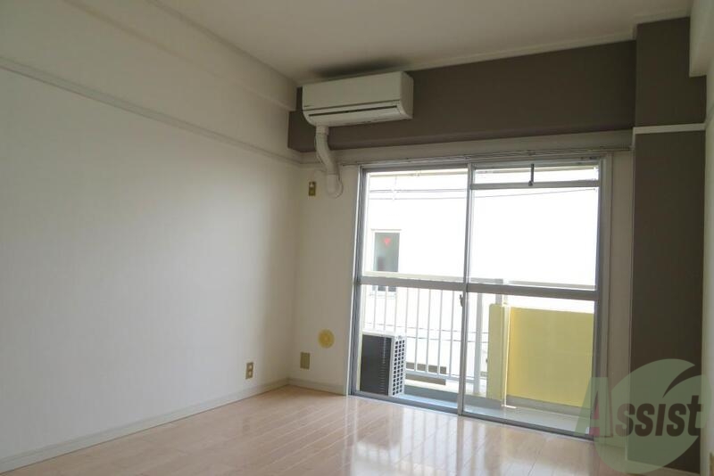 居室・リビング　大きなお窓が特徴的な、わりとスッキリとしたお部屋です。