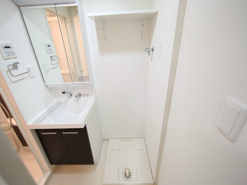 洗面設備　脱衣所　独立洗面台（シャンプードレッサー付）収納スペース有