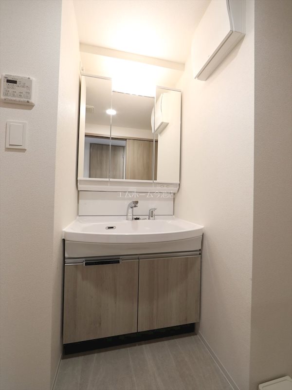 洗面設備　脱衣所　独立洗面台（シャンプードレッサー付）