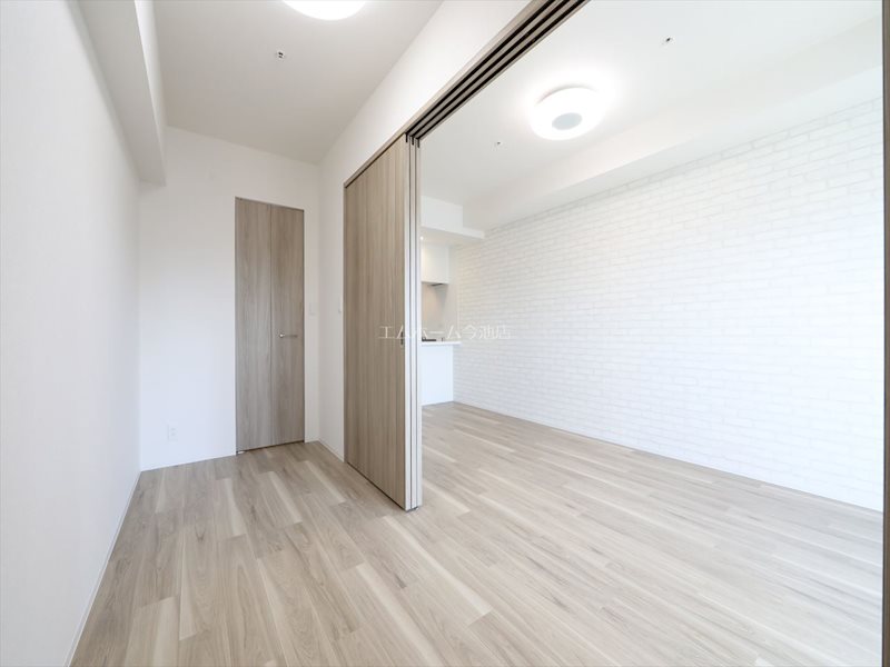 その他部屋・スペース　洋室4.7帖　窓付（換気良好）　収納充実しています