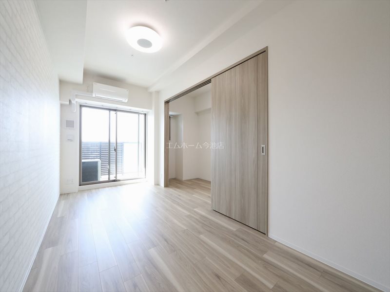 バルコニー　LDK11.0帖　エアコン付　バルコニーに面しています