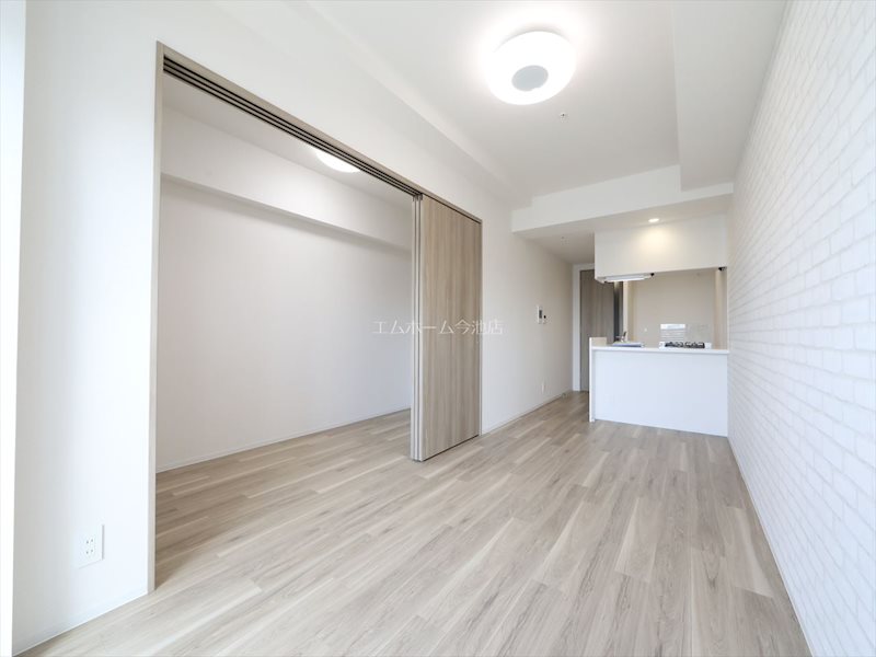 居室・リビング　LDK11.0帖　エアコン付　バルコニーに面しています