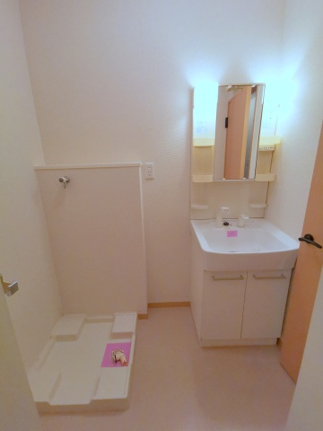 洗面設備　シャンドレ付き洗面化粧台と室内洗濯機置き場