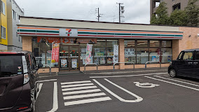 コンビニ　セブンイレブン 札幌手稲本町3条4丁目店（コンビニ）まで338m
