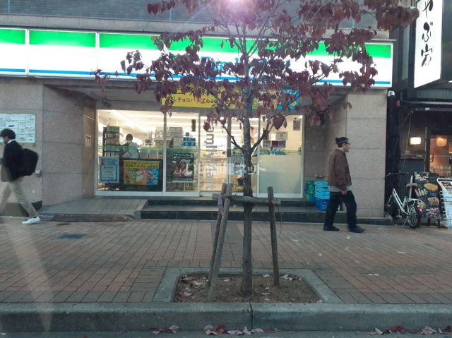 コンビニ　ファミリーマートＪＲ元町駅東口店（コンビニ）まで612m