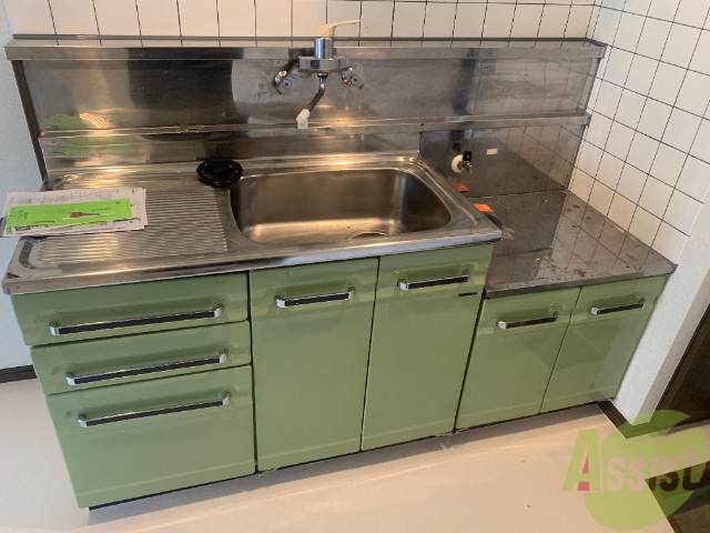 キッチン　十分なスペースのあるキッチン。まな板置き場もございます。