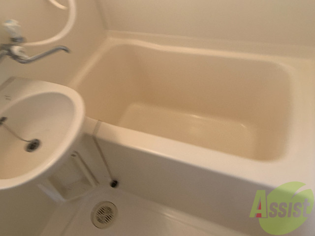 バス・シャワールーム　シンプルなお風呂です。一日の疲れをたっぷりと癒してくれます。