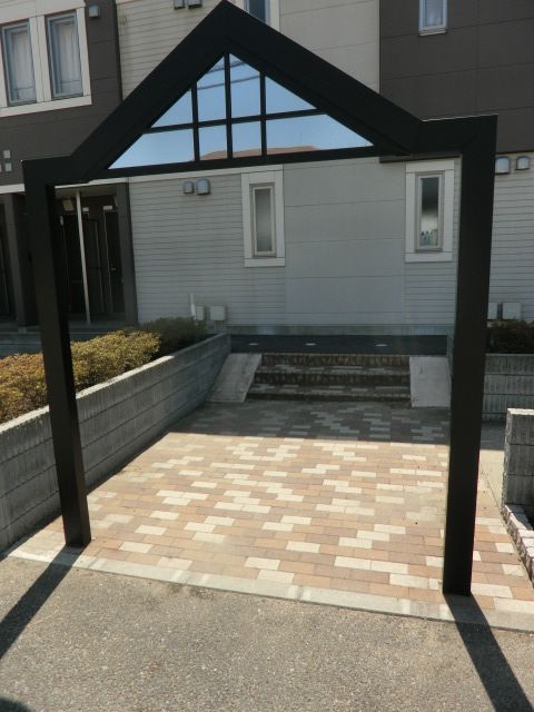 エントランス　スロープ付きでベビーカーでも出入りしやすいですね！