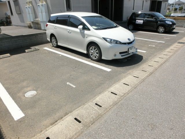 駐車場　広々駐車場で駐車もラクラクですね♪