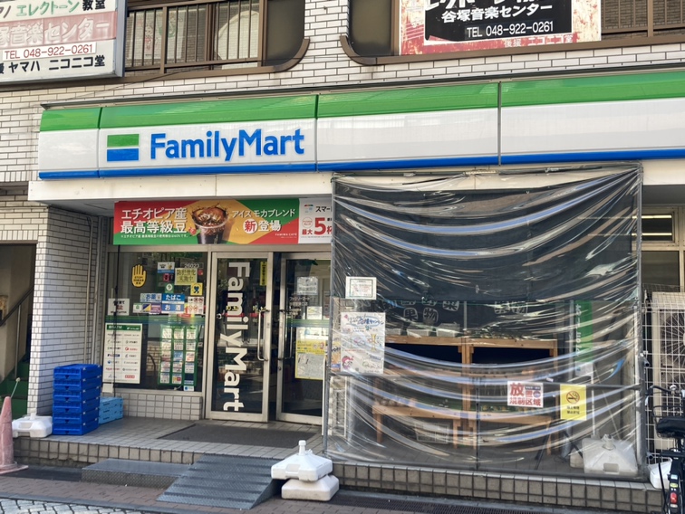 コンビニ　ファミリーマート谷塚駅東口店（コンビニ）まで200m