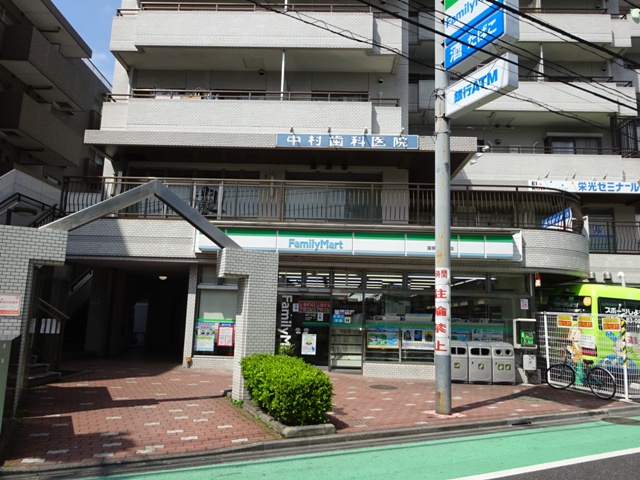 コンビニ　ファミリーマート（コンビニ）まで62m