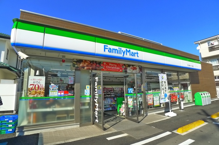 コンビニ　ファミリーマート新井１丁目店（コンビニ）まで181m