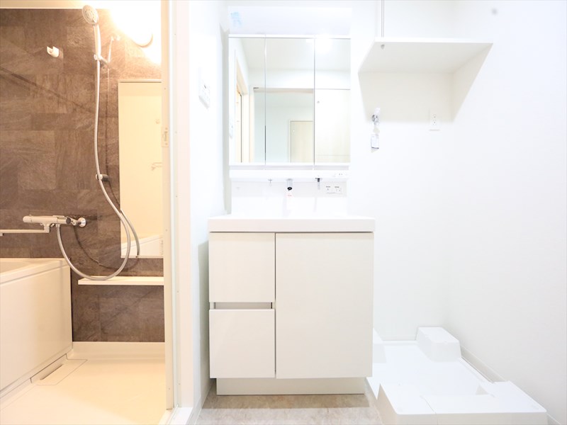 洗面設備　脱衣所　独立洗面台（シャンプードレッサー付）収納スペース有