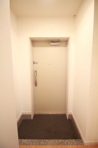 玄関　（別タイプ参考写真）グランティアラ駒込　北区中里３