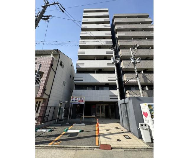 建物外観　スラッとしたモノトーンのマンション