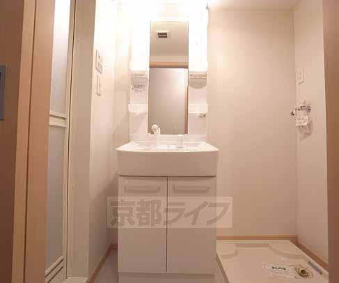 洗面設備　シャンプードレッサ付きの独立洗面台です。