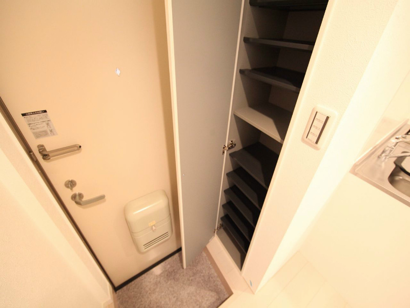 玄関　玄関　シューズボックス付（収納充実してます）