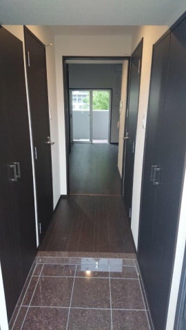 玄関　充実した玄関収納でお荷物の多い方も安心