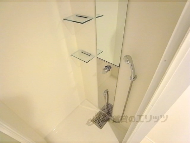 バス・シャワールーム　シャワー