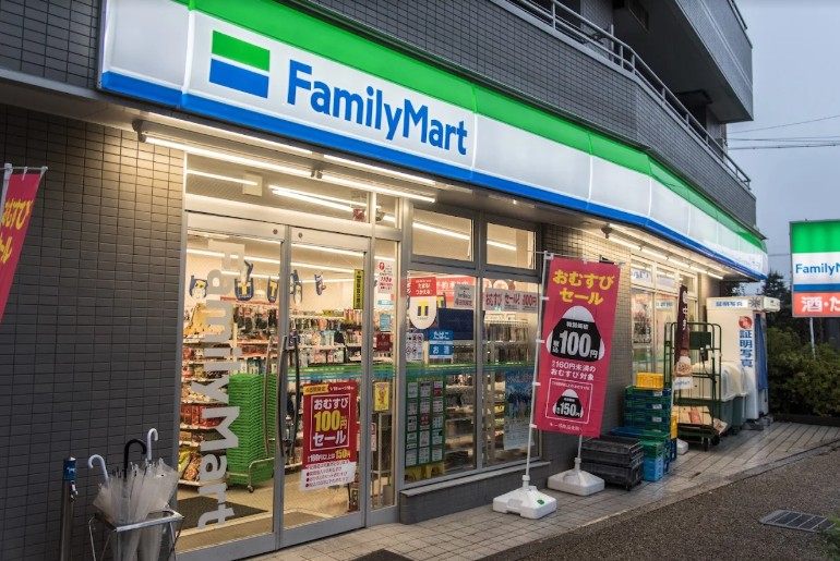 コンビニ　ファミリーマート弦巻一丁目店（コンビニ）まで523m