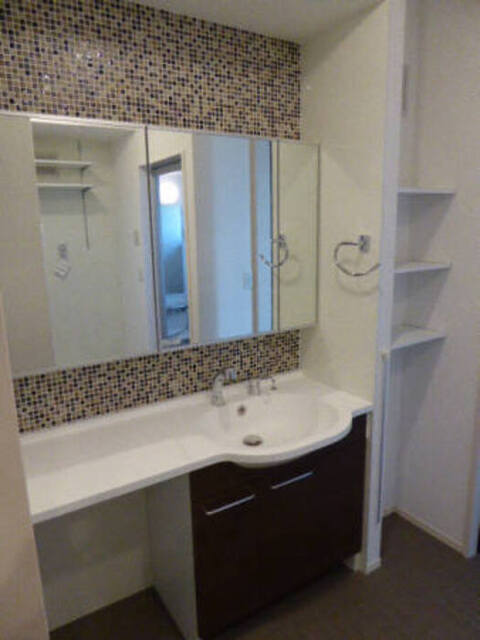 洗面設備　三面鏡付洗髪洗面化粧台