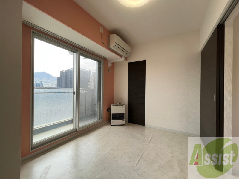 その他部屋・スペース　６．２帖の洋室です。広々として、きれいですね。