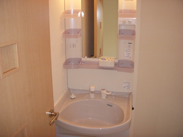 洗面設備　シャンプードレッサー付きの洗面台です。