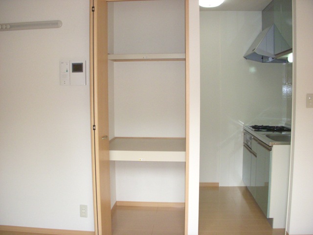 居室・リビング　キッチンの隣に広々リビングです。