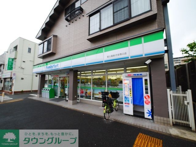 コンビニ　ファミリーマート冨士屋新子安西口店（コンビニ）まで350m