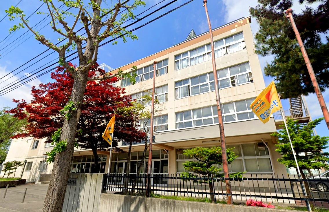 小学校　札幌市立南白石小学校（小学校）まで887m