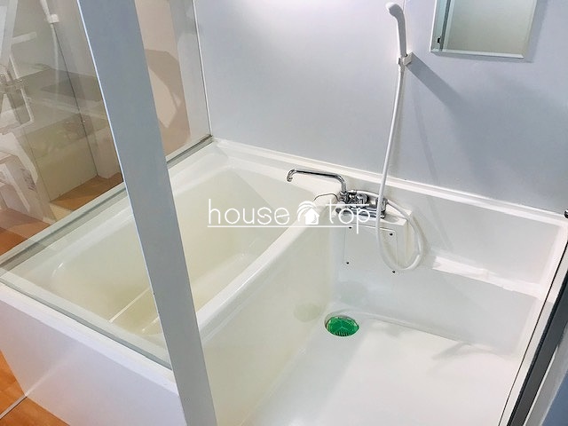 バス・シャワールーム　十分な広さですよ。さらにガラス張り♪