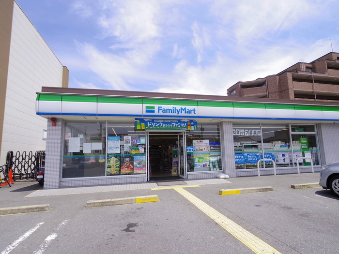 コンビニ　ファミリーマート（コンビニ）まで600m