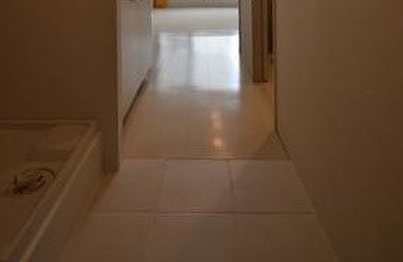 玄関　※別部屋の参考写真です。