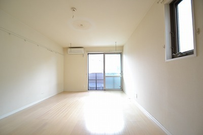 居室・リビング　日当たり良好です。