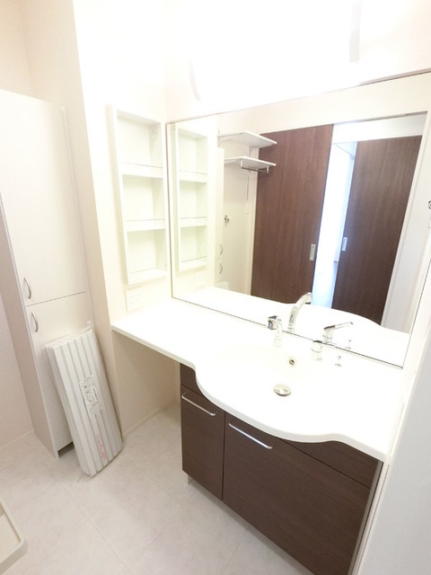 洗面設備　大型一面鏡付カウンター洗面化粧台です。