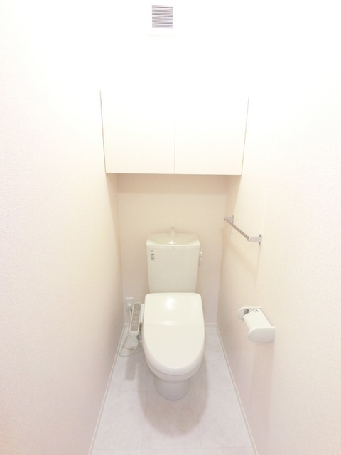 トイレ　冬でも温かく快適です。もちろん洗浄機能もついています。